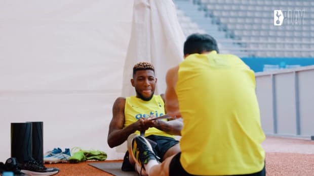 Tottenham stars sign shirts and train at Mokdong Stadium